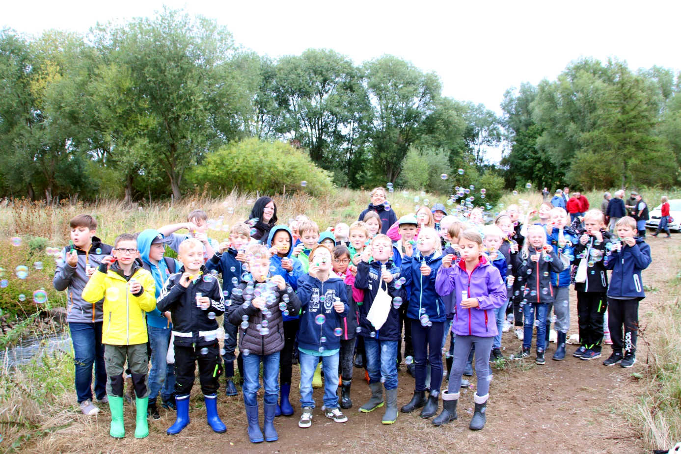 Eine Frau fotografiert einen Fluss.